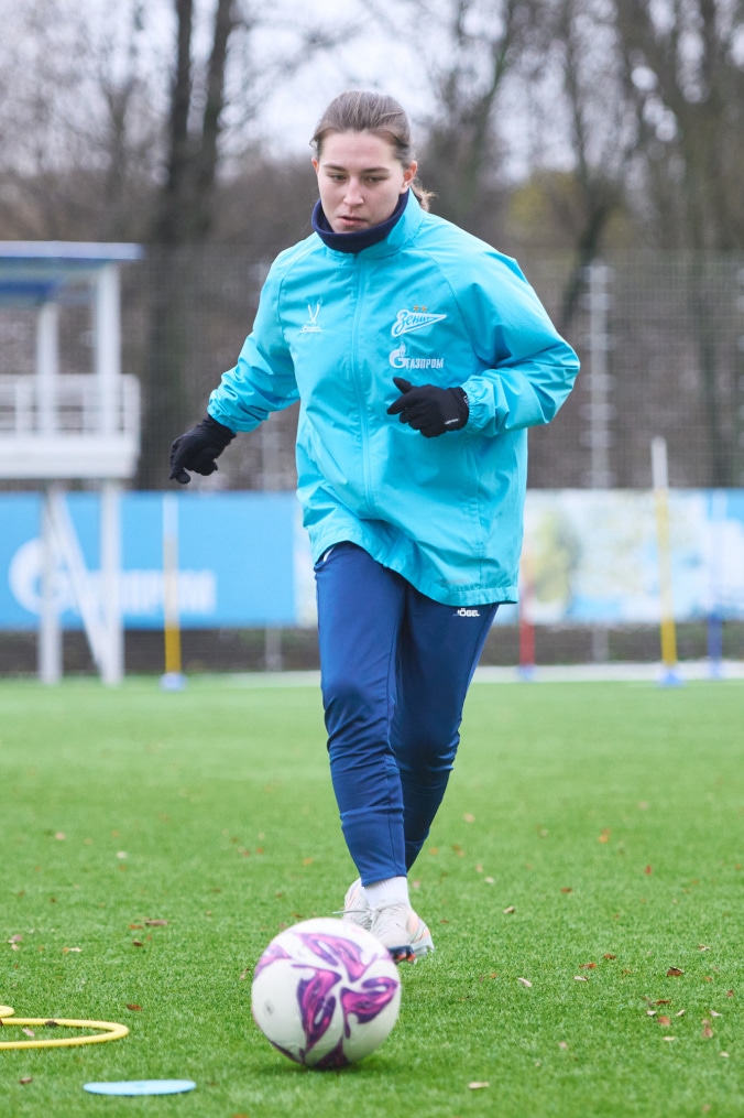 Тренировка женской команды на базе в Удельном парке