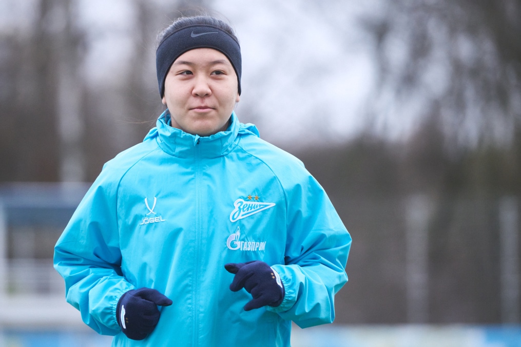 Тренировка женской команды на базе в Удельном парке