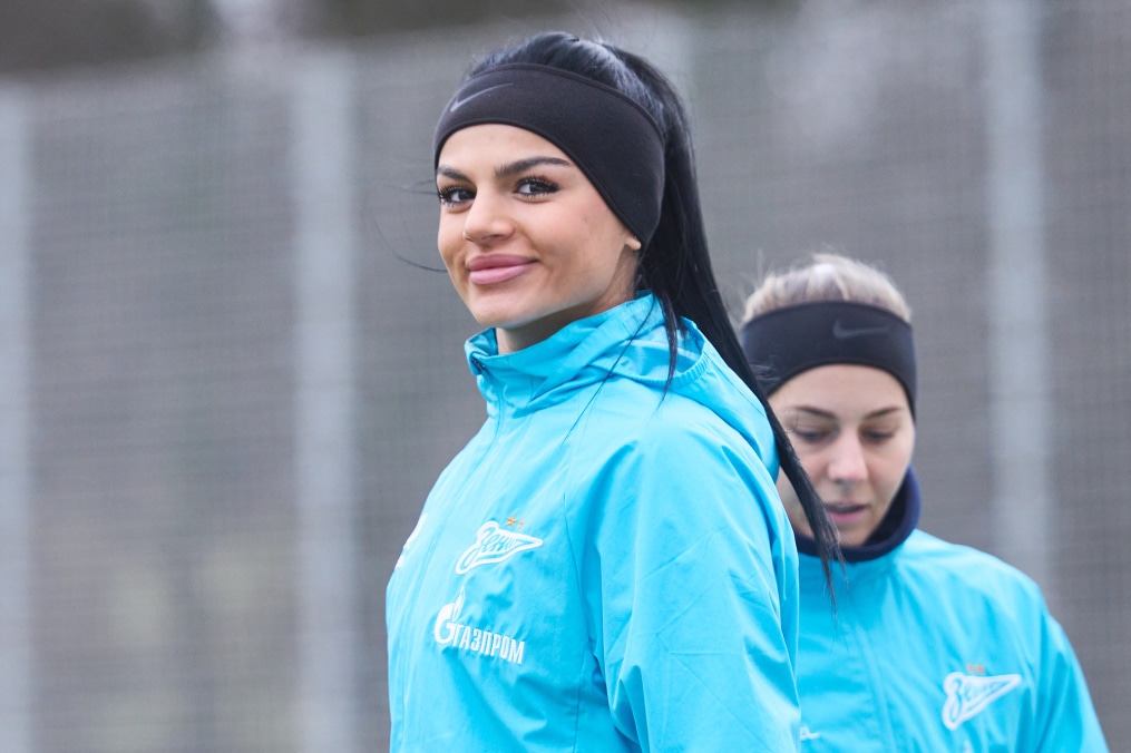 Тренировка женской команды на базе в Удельном парке