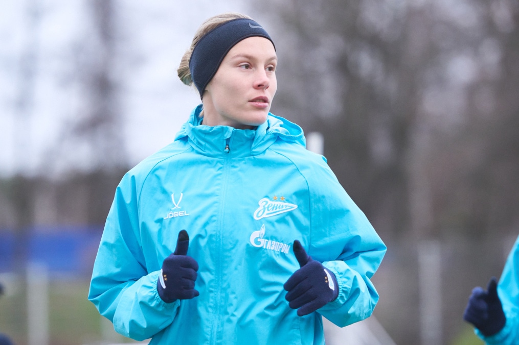 Тренировка женской команды на базе в Удельном парке