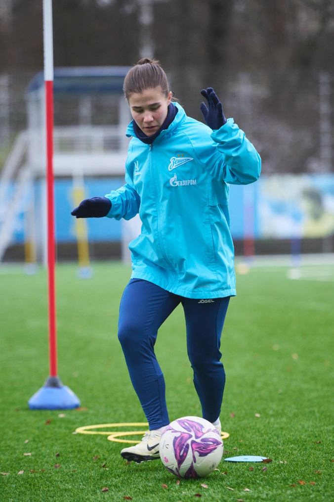 Тренировка женской команды на базе в Удельном парке