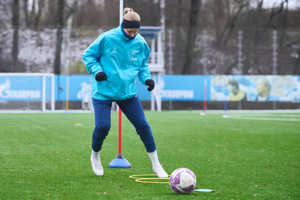 Тренировка женской команды на базе в Удельном парке