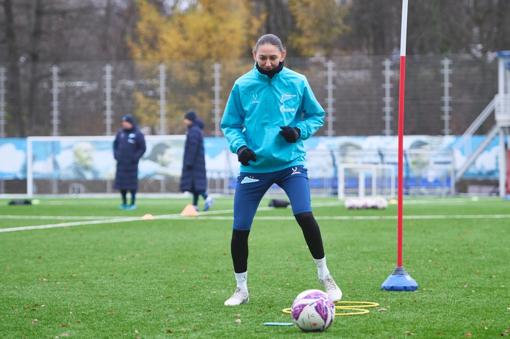 Тренировка женской команды на базе в Удельном парке