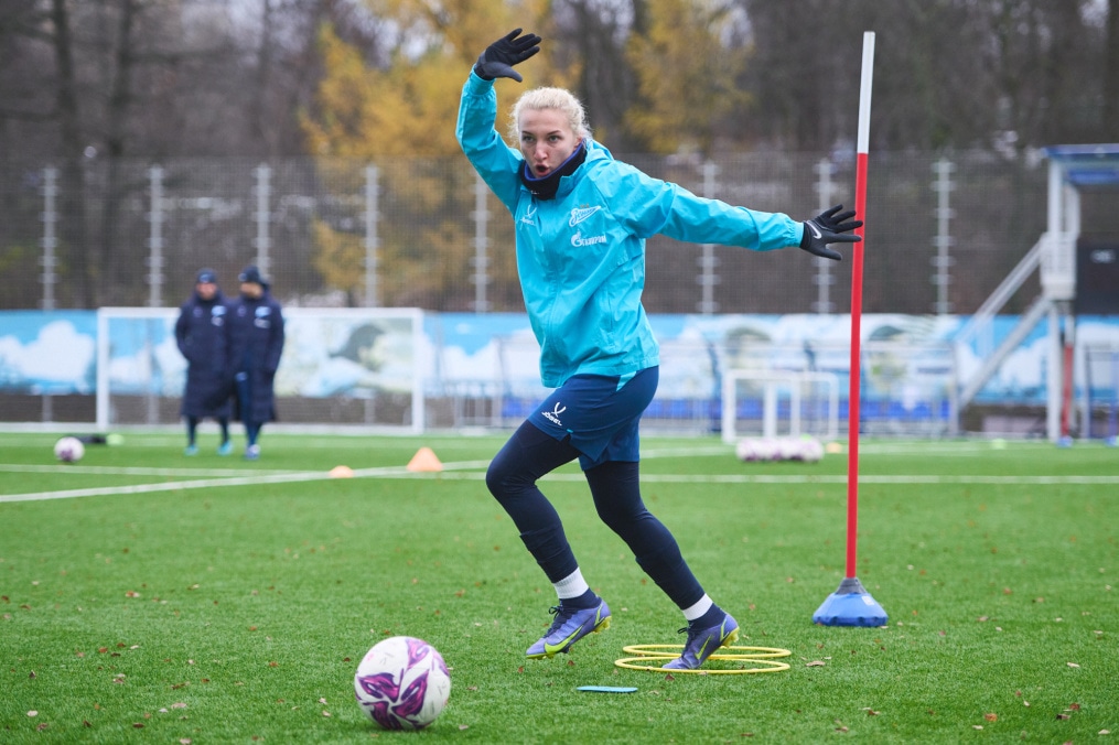 Тренировка женской команды на базе в Удельном парке