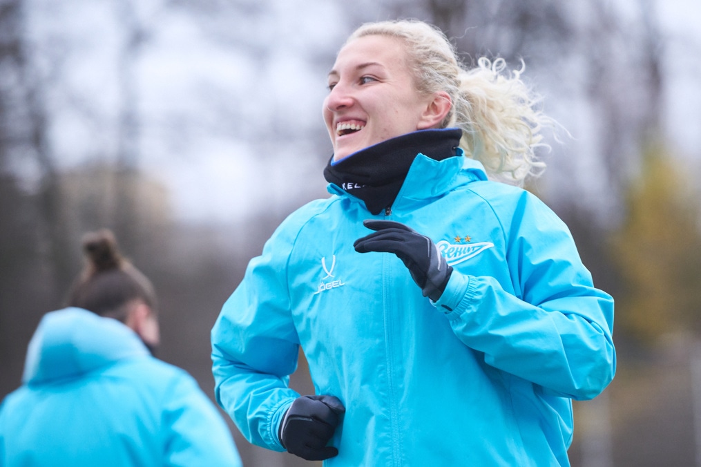 Тренировка женской команды на базе в Удельном парке