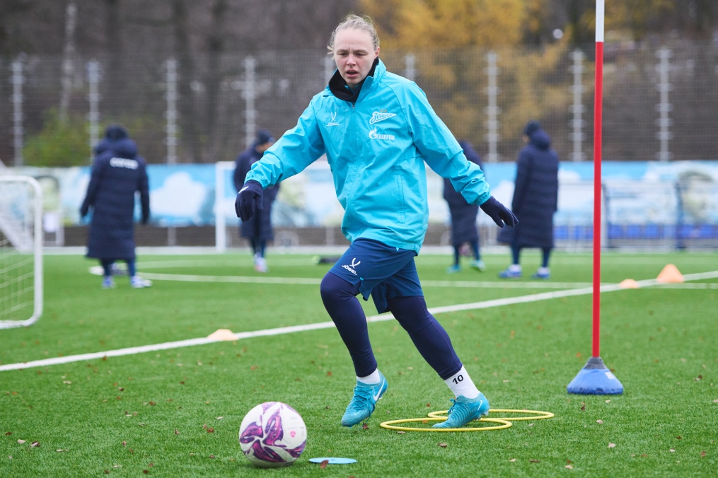 Тренировка женской команды на базе в Удельном парке