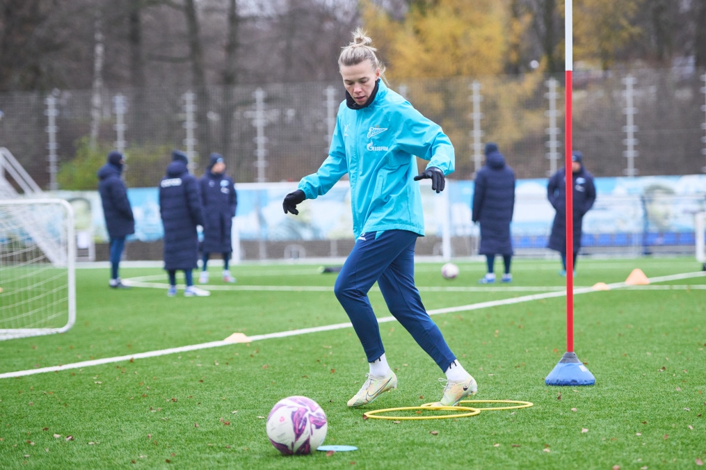 Тренировка женской команды на базе в Удельном парке