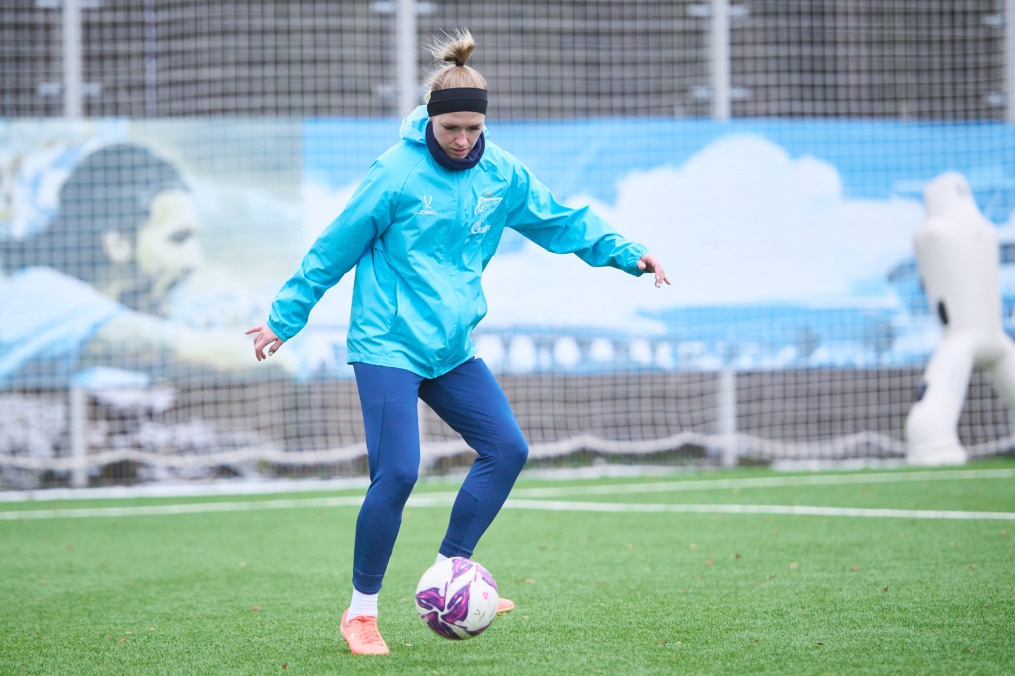 Тренировка женской команды на базе в Удельном парке