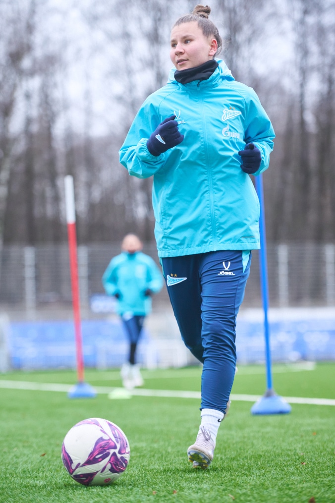 Тренировка женской команды на базе в Удельном парке