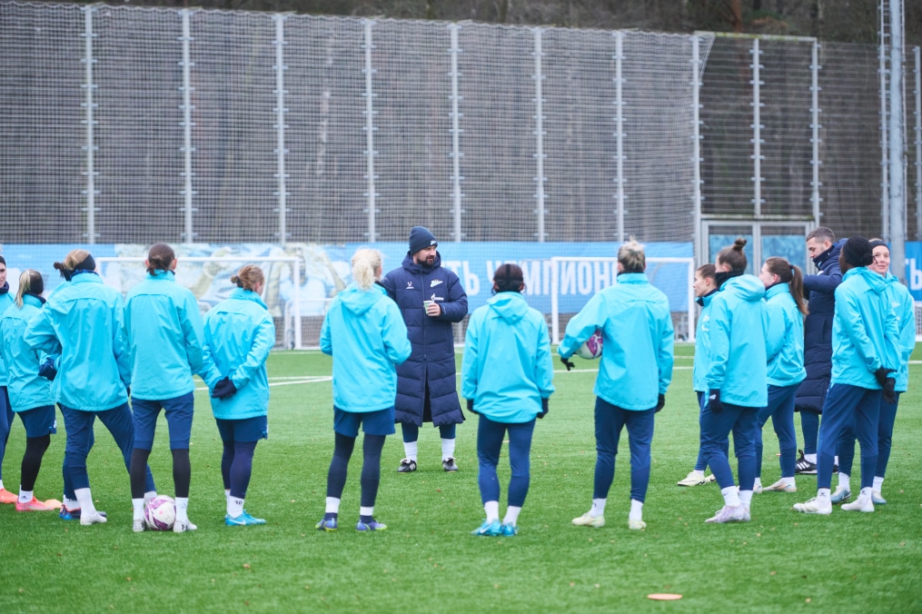 Тренировка женской команды на базе в Удельном парке