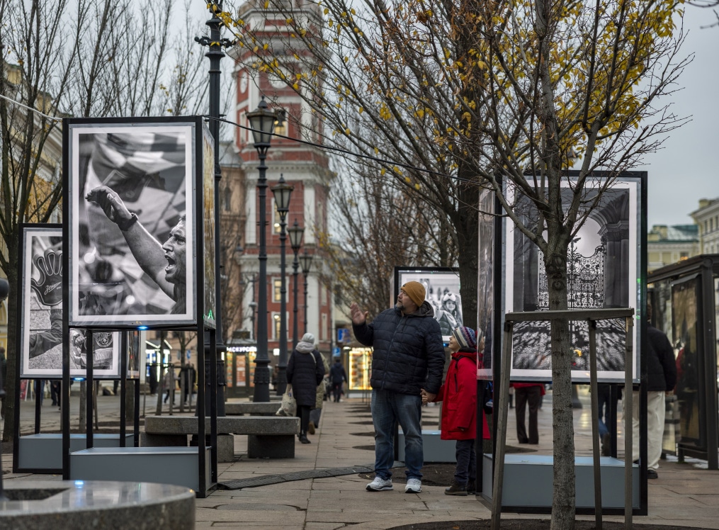 В Петербурге открылась уличная фотовыставка, посвященная юбилею клуба