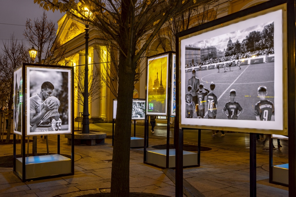 В Петербурге открылась уличная фотовыставка, посвященная юбилею клуба