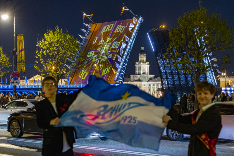 Мультимедийное шоу «Поющие мосты» в честь 100-летнего юбилея ФК «Зенит».