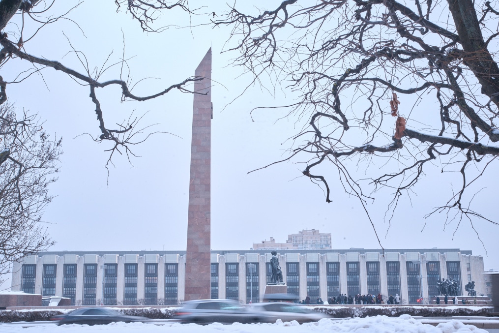 Воспитанники «Газпром»-Академии возлагают цветы к Монументу героическим защитникам Ленинграда