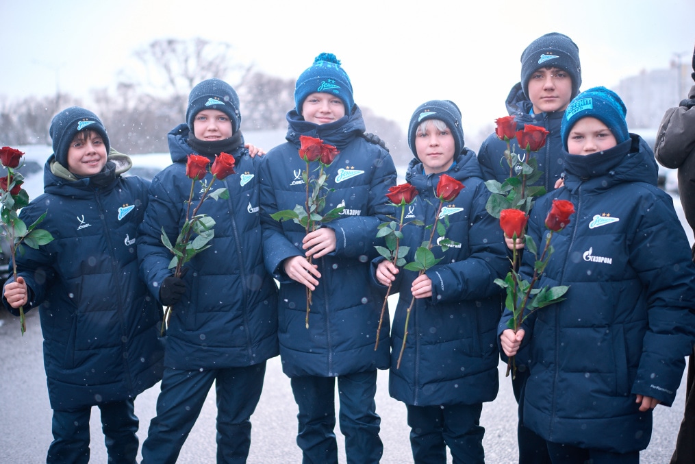 Воспитанники «Газпром»-Академии возлагают цветы к Монументу героическим защитникам Ленинграда