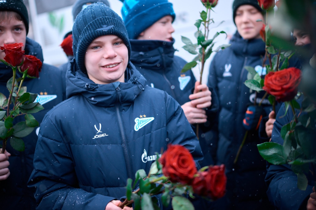 Воспитанники «Газпром»-Академии возлагают цветы к Монументу героическим защитникам Ленинграда