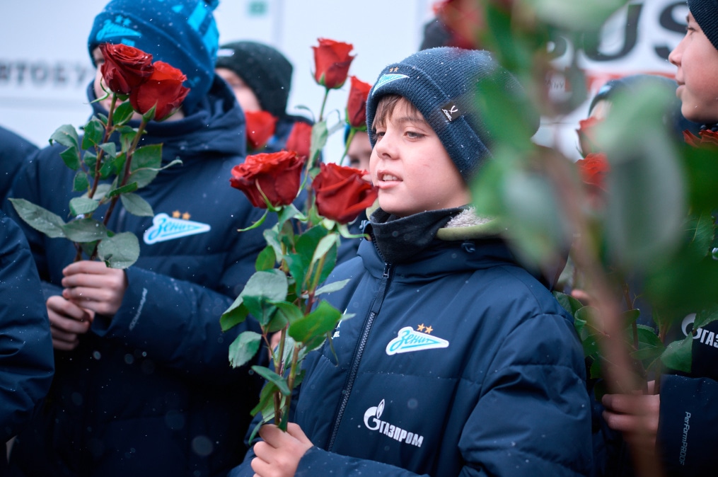 Воспитанники «Газпром»-Академии возлагают цветы к Монументу героическим защитникам Ленинграда