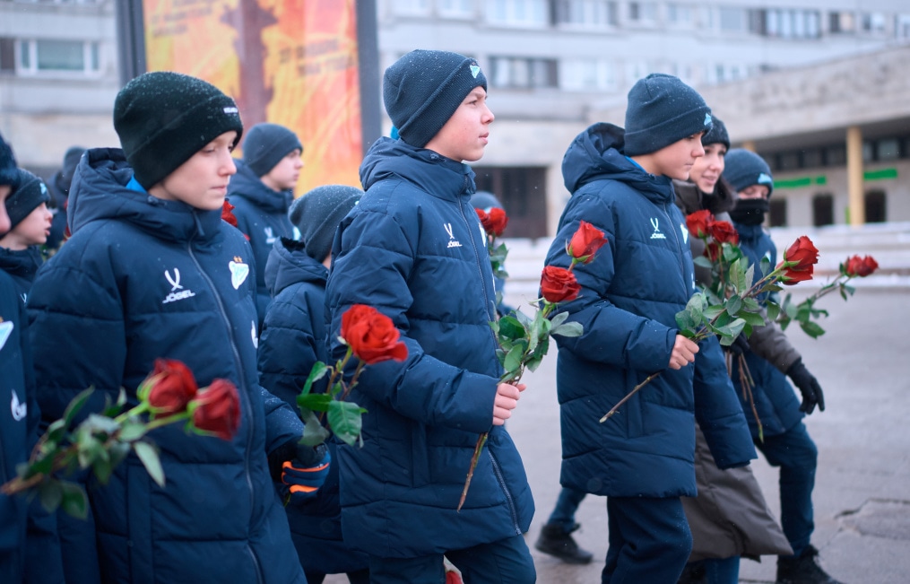 Воспитанники «Газпром»-Академии возлагают цветы к Монументу героическим защитникам Ленинграда