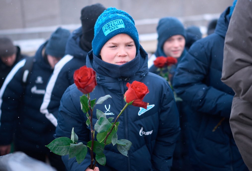 Воспитанники «Газпром»-Академии возлагают цветы к Монументу героическим защитникам Ленинграда