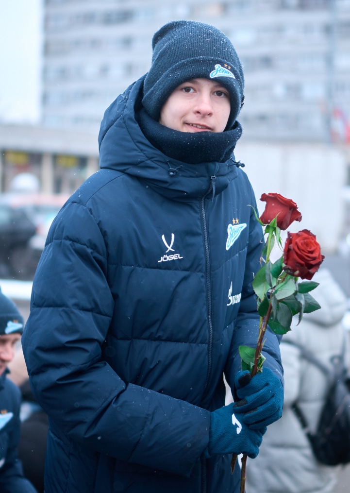 Воспитанники «Газпром»-Академии возлагают цветы к Монументу героическим защитникам Ленинграда