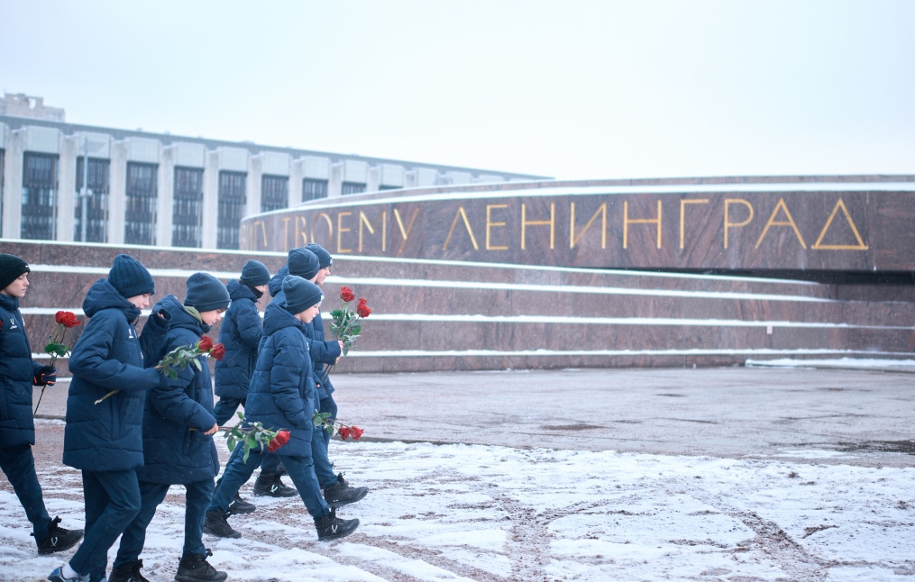 Воспитанники «Газпром»-Академии возлагают цветы к Монументу героическим защитникам Ленинграда