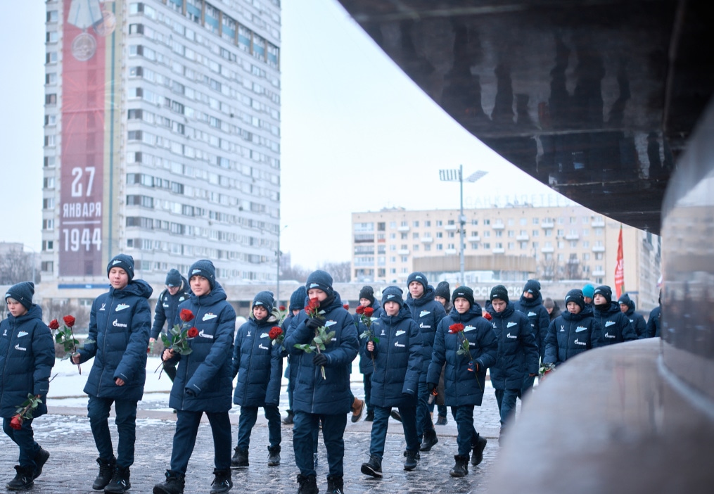 Воспитанники «Газпром»-Академии возлагают цветы к Монументу героическим защитникам Ленинграда