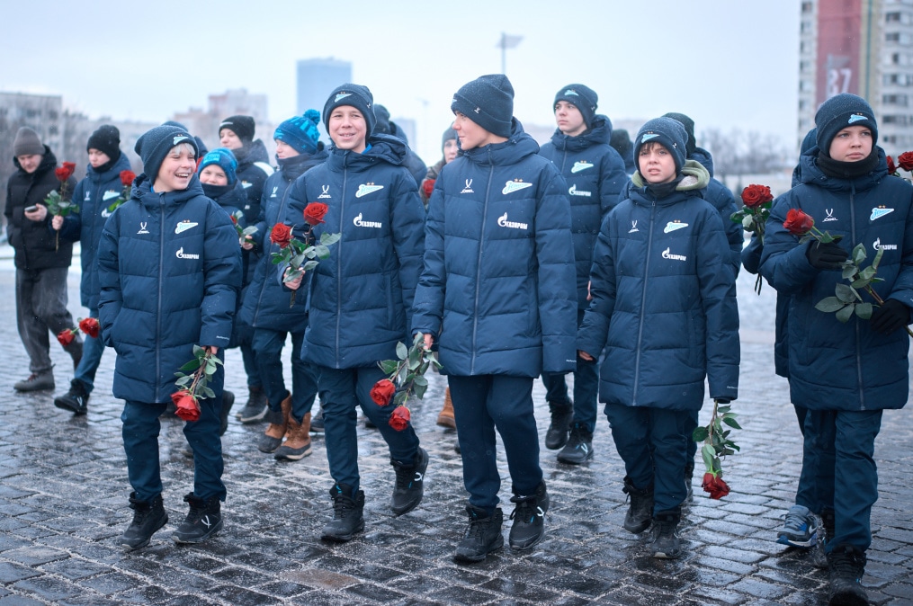 Воспитанники «Газпром»-Академии возлагают цветы к Монументу героическим защитникам Ленинграда