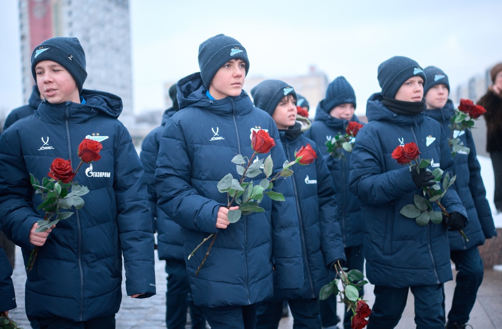 Воспитанники «Газпром»-Академии возлагают цветы к Монументу героическим защитникам Ленинграда