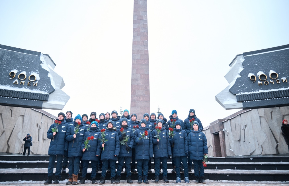 Воспитанники «Газпром»-Академии возлагают цветы к Монументу героическим защитникам Ленинграда