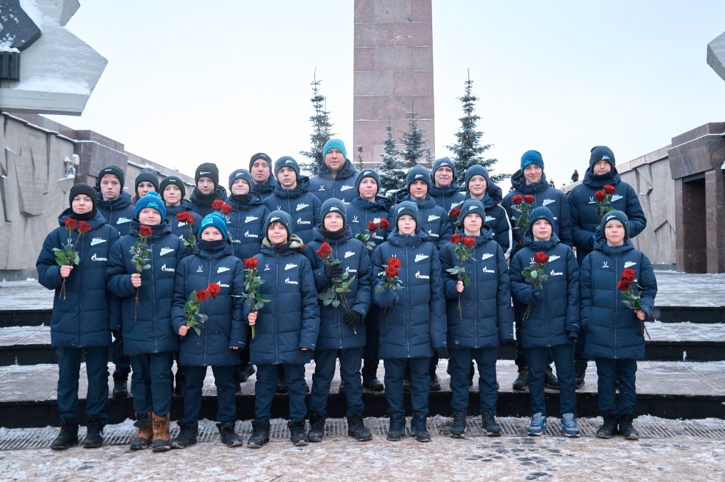 Воспитанники «Газпром»-Академии возлагают цветы к Монументу героическим защитникам Ленинграда