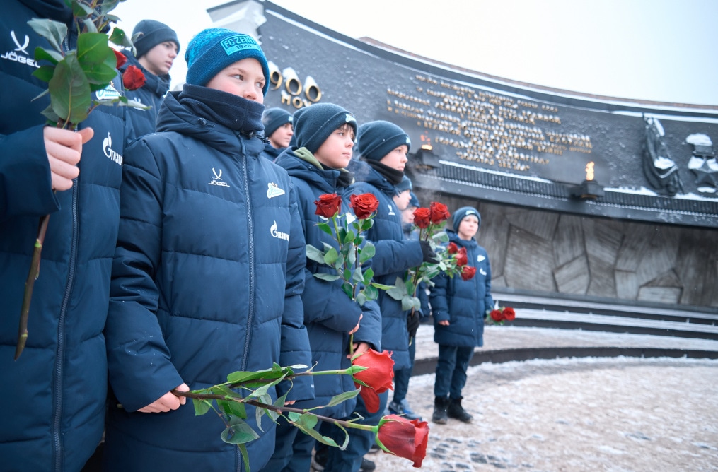 Воспитанники «Газпром»-Академии возлагают цветы к Монументу героическим защитникам Ленинграда