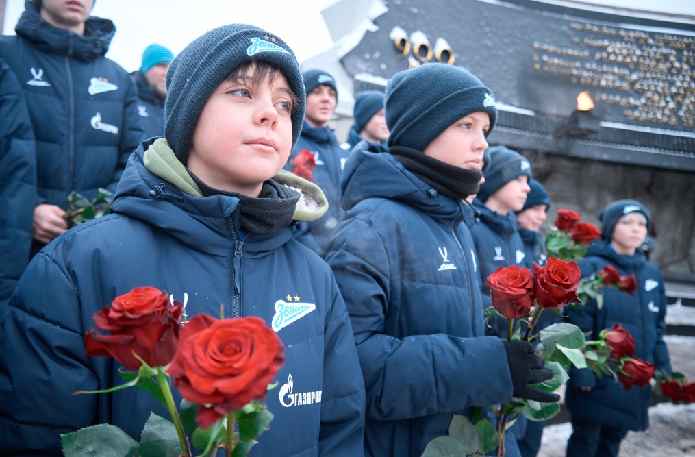 Воспитанники «Газпром»-Академии возлагают цветы к Монументу героическим защитникам Ленинграда