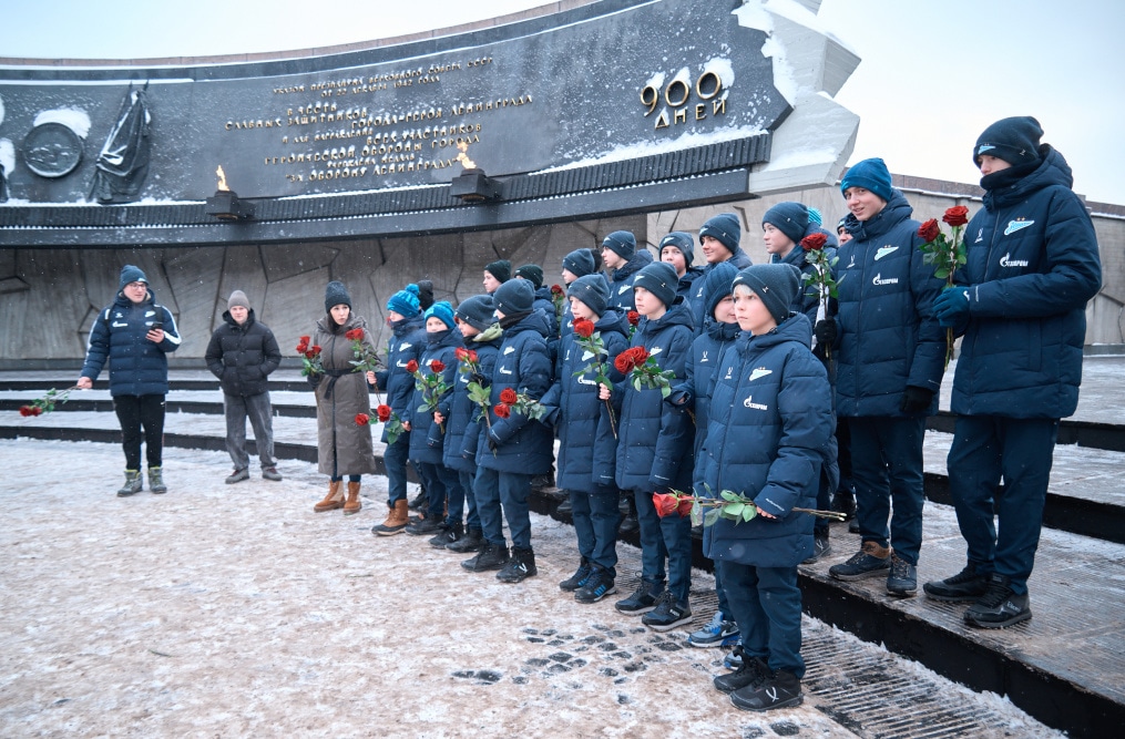 Воспитанники «Газпром»-Академии возлагают цветы к Монументу героическим защитникам Ленинграда