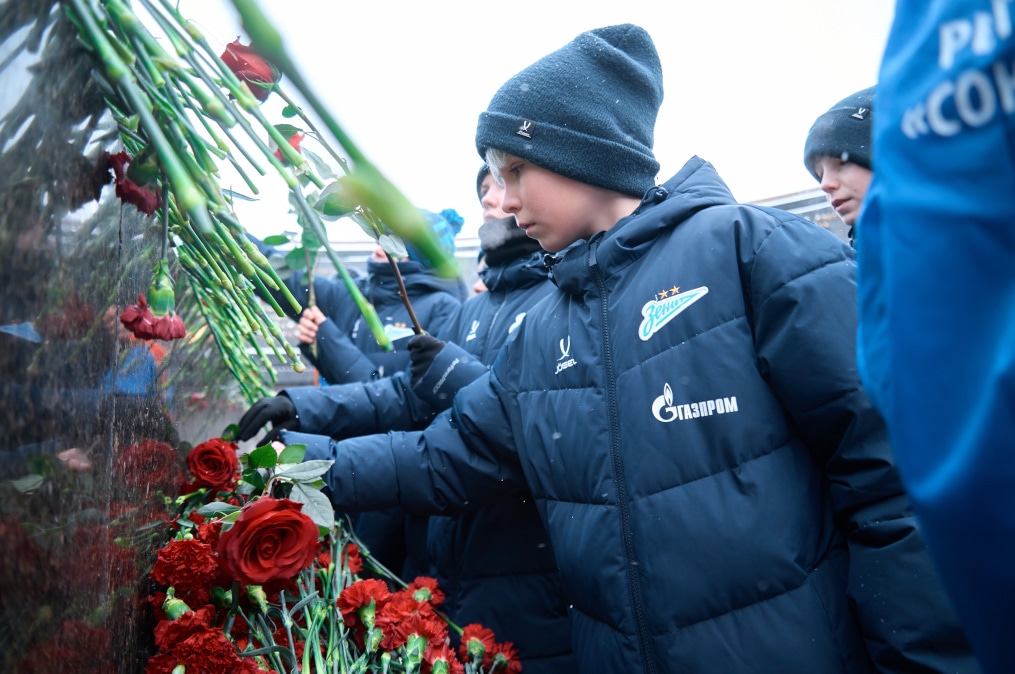 Воспитанники «Газпром»-Академии возлагают цветы к Монументу героическим защитникам Ленинграда