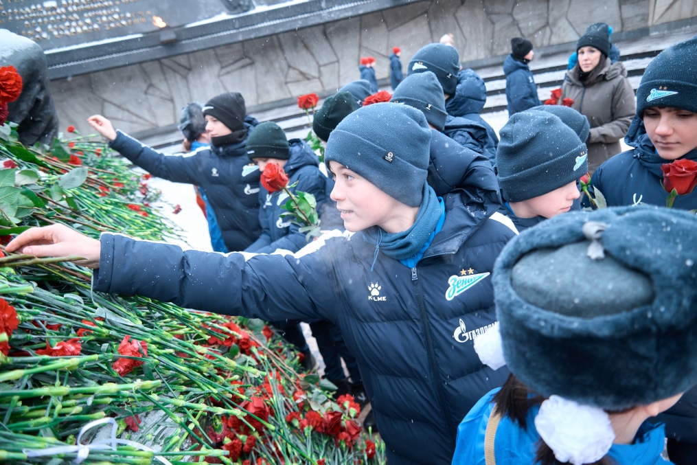 Воспитанники «Газпром»-Академии возлагают цветы к Монументу героическим защитникам Ленинграда