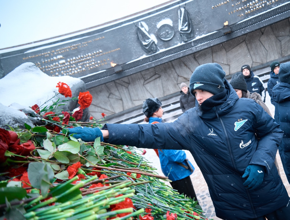 Воспитанники «Газпром»-Академии возлагают цветы к Монументу героическим защитникам Ленинграда