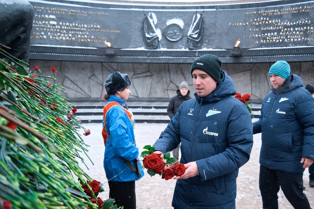 Воспитанники «Газпром»-Академии возлагают цветы к Монументу героическим защитникам Ленинграда