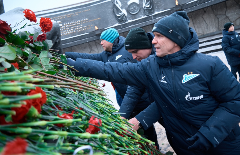 Воспитанники «Газпром»-Академии возлагают цветы к Монументу героическим защитникам Ленинграда