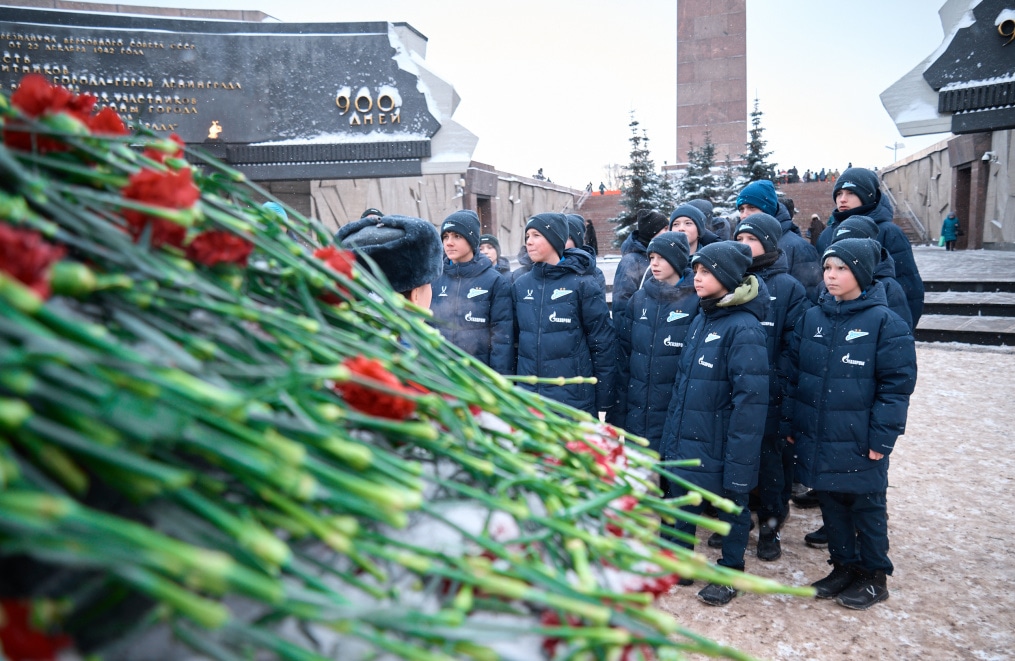 Воспитанники «Газпром»-Академии возлагают цветы к Монументу героическим защитникам Ленинграда