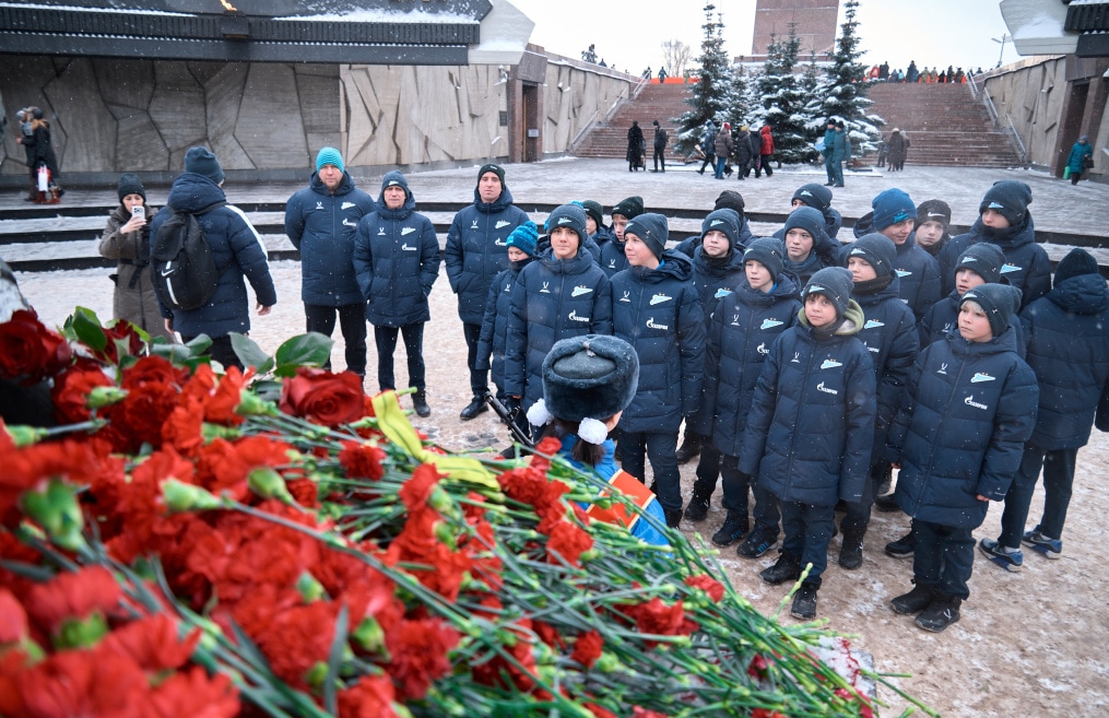 Воспитанники «Газпром»-Академии возлагают цветы к Монументу героическим защитникам Ленинграда