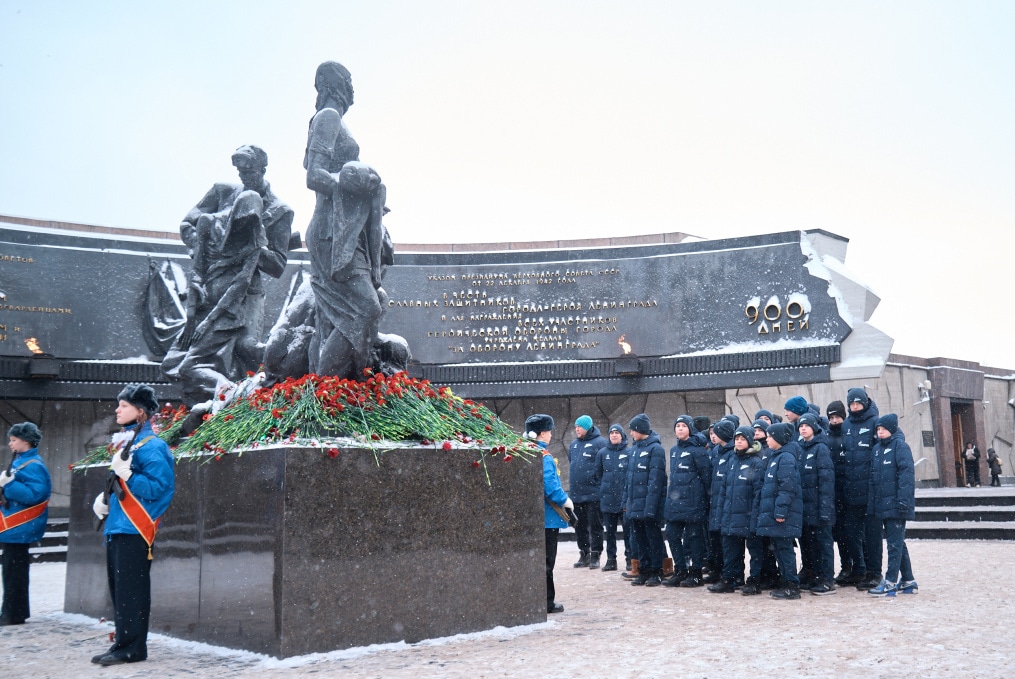 Воспитанники «Газпром»-Академии возлагают цветы к Монументу героическим защитникам Ленинграда
