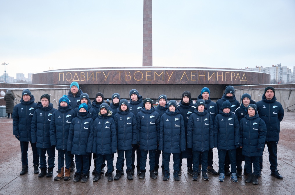 Воспитанники «Газпром»-Академии возлагают цветы к Монументу героическим защитникам Ленинграда