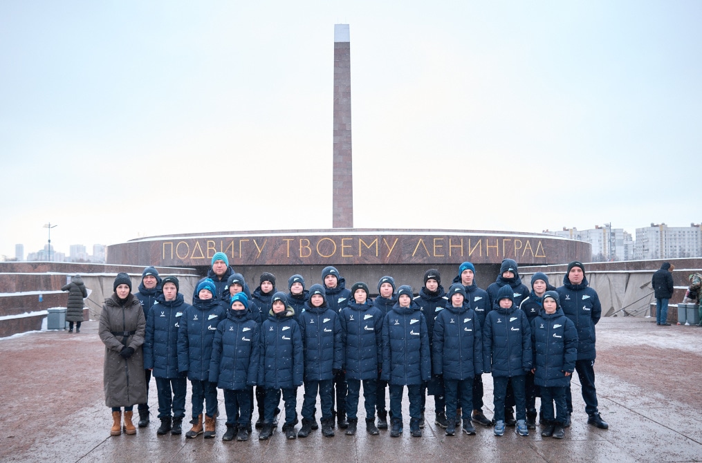 Воспитанники «Газпром»-Академии возлагают цветы к Монументу героическим защитникам Ленинграда