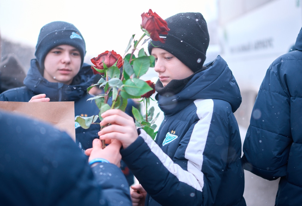 Воспитанники «Газпром»-Академии возлагают цветы к Монументу героическим защитникам Ленинграда