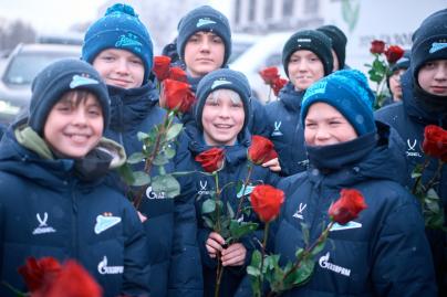 Воспитанники «Газпром»-Академии возлагают цветы к Монументу героическим защитникам Ленинграда