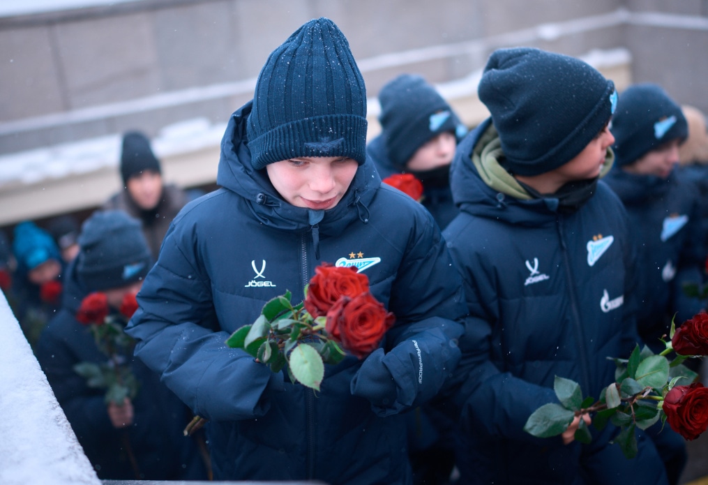 Воспитанники «Газпром»-Академии возлагают цветы к Монументу героическим защитникам Ленинграда