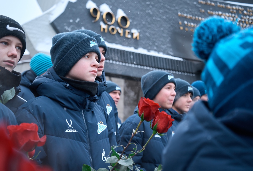 Воспитанники «Газпром»-Академии возлагают цветы к Монументу героическим защитникам Ленинграда