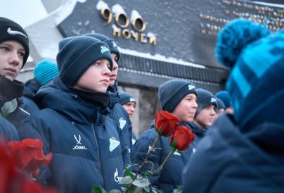 Воспитанники «Газпром»-Академии возлагают цветы к Монументу героическим защитникам Ленинграда