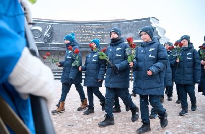 Воспитанники «Газпром»-Академии возлагают цветы к Монументу героическим защитникам Ленинграда