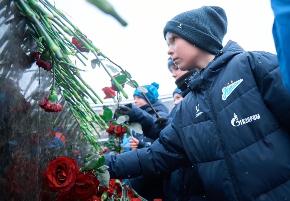 Воспитанники «Газпром»-Академии возлагают цветы к Монументу героическим защитникам Ленинграда
